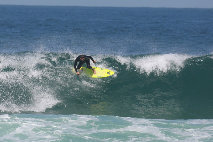 Cauã Reymond mostra suas habilidades no surf no Rio de Janeiro