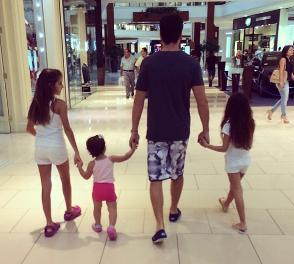 Foto fofa! Rodrigo Faro caminha por shopping de mãos dadas com as filhas