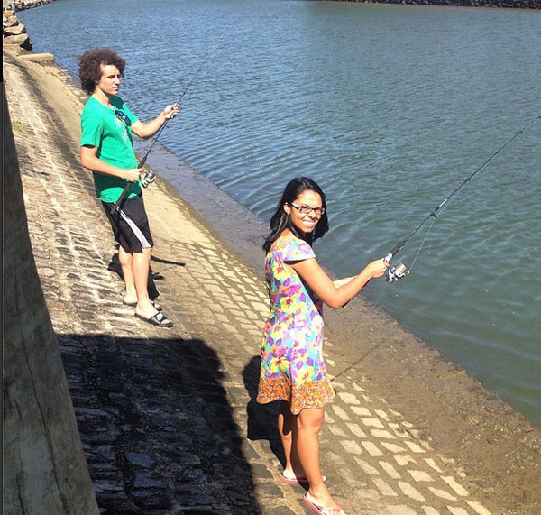 De férias, David Luiz aproveita tempo livre para pescar com a irmã