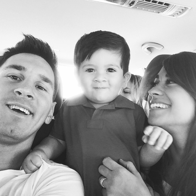 Fofura! Filho de Lionel Messi exibe bochechões em foto com a família