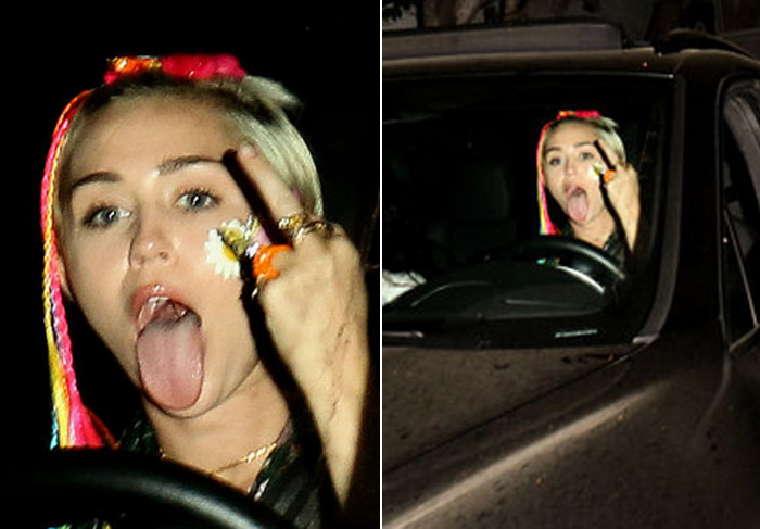 Malcriada! Miley Cyrus mostra o dedo do meio para paparazzi