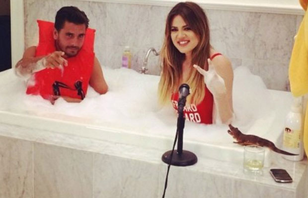 Khloe Kardashian toma banho com o cunhado