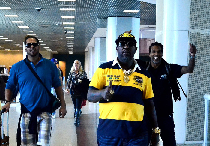 O rei do pedaço! Mr. Catra embarca com amigos no Rio de Janeiro