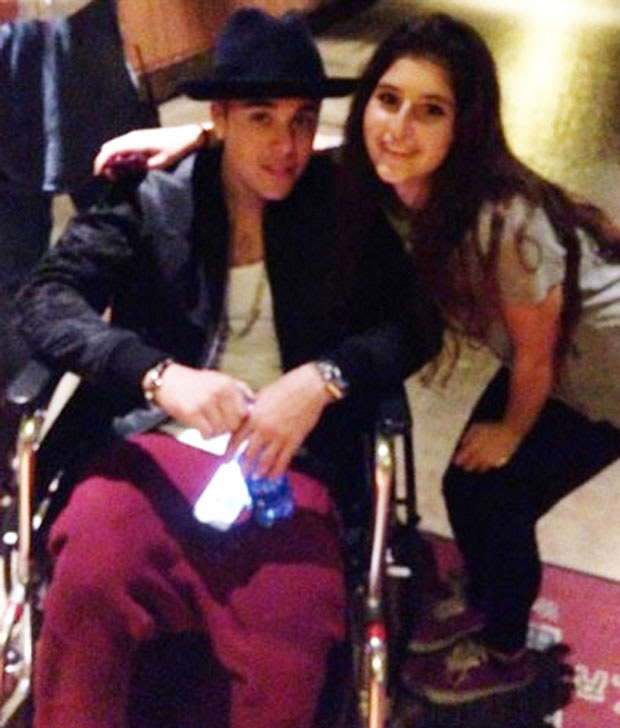 Justin Bieber passeia de cadeira de rodas pela Disneylandia