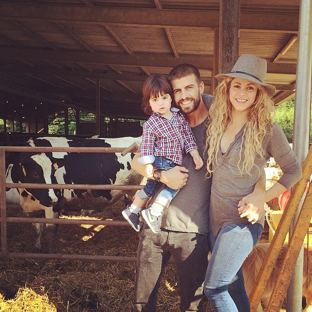 Shakira e Gerard Piqué passam dia com Milan em fazenda na Europa. Leia em O Fuxico!