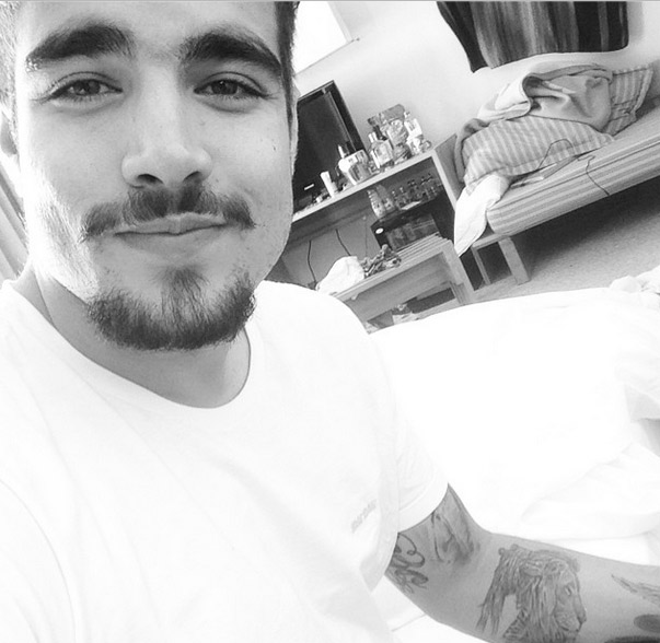 Caio Castro mostra recuperação depois de acidente: ‘Já consigo fazer uma selfie’