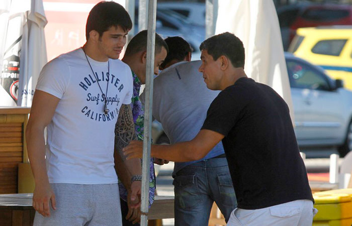 Lutador Erick Silva passa a tarde com amigos na Barra da Tijuca