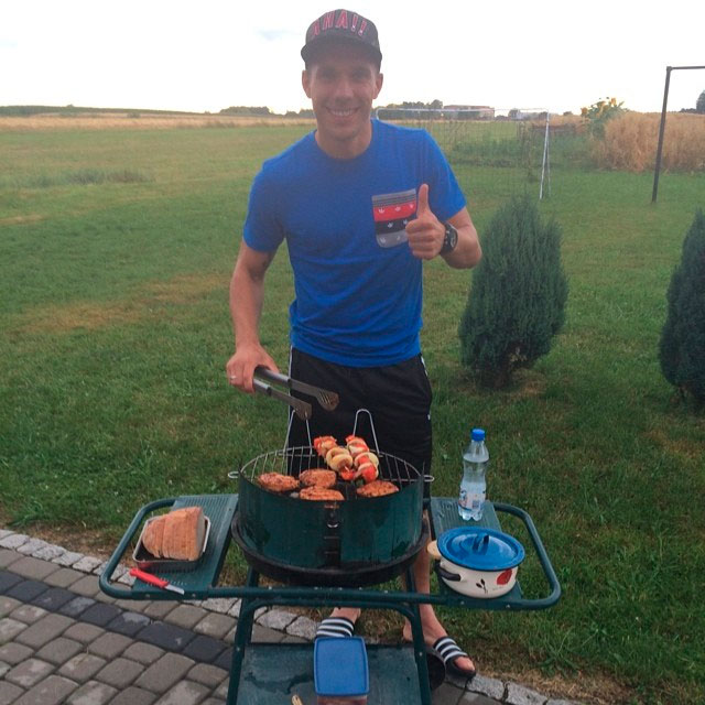 Jogador Lukas Podolski curte feriado na Polônia fazendo churrasco