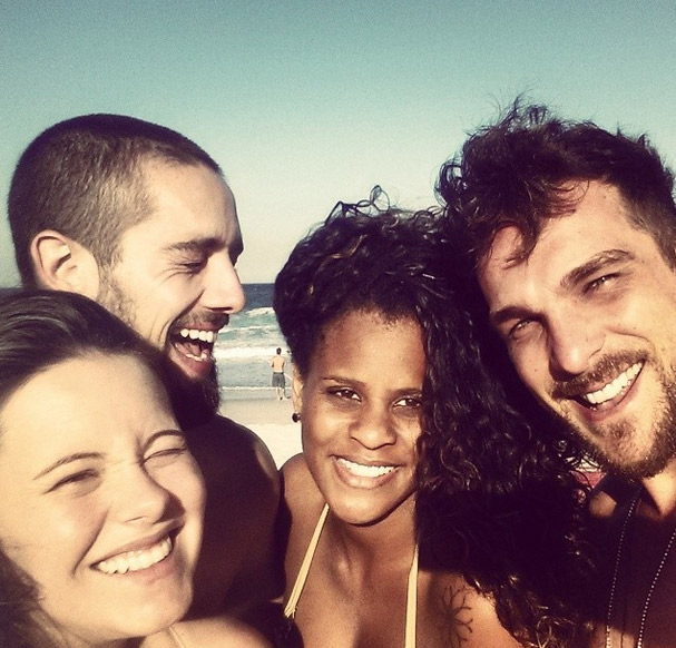 Programa de casal: Igor Rickli e Rafael Cardoso passam a tarde com as esposas na praia