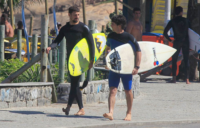  Dia de cair na água! Cauã Reymond faz alongamento antes de surf no Rio