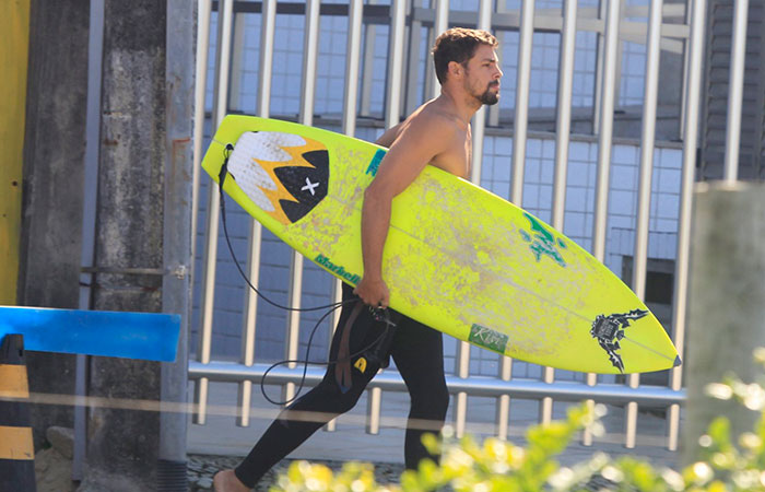 Dia de cair na água! Cauã Reymond faz alongamento antes de surf no Rio