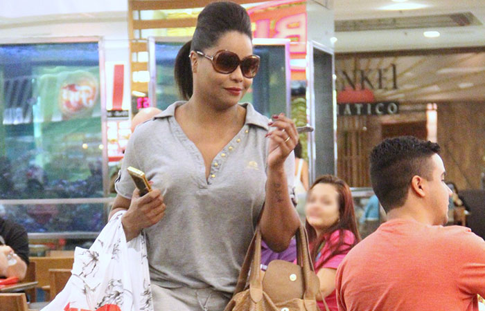 Adriana Bombom passeia com amigos em shopping do Rio
