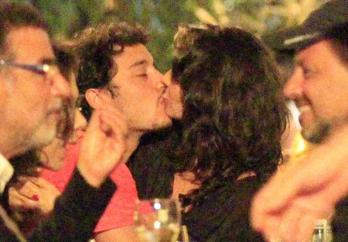 Esquentou! Helena Ranaldi troca beijos e mordidas com o namorado em bar 