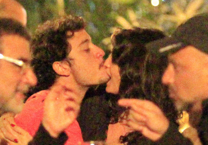 Esquentou! Helena Ranaldi troca beijos e mordidas com o namorado em bar 