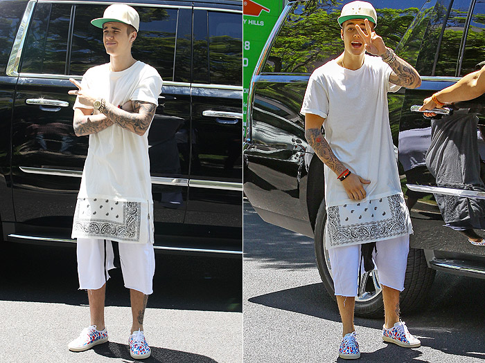 Justin Bieber faz pose para fotógrafos durante passeio em Los Angeles