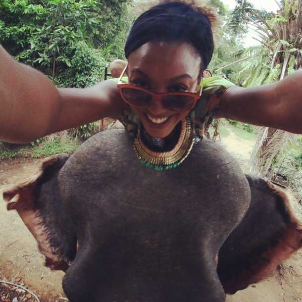 Em férias na Tailândia, Sheron Menezzes faz selfie com elefante 