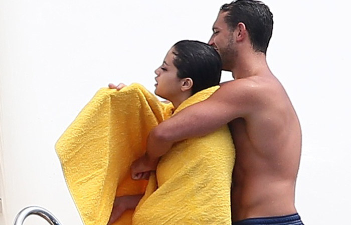 Selena Gomez cai na piscina e ganha selinho de homem misterioso em St. Tropez
