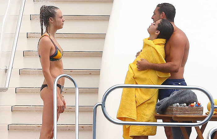Selena Gomez cai na piscina e ganha selinho de homem misterioso em St. Tropez
