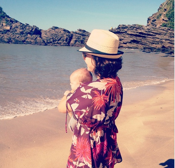 Mamãe coruja! Regiane Alves passeia com o filho na praia
