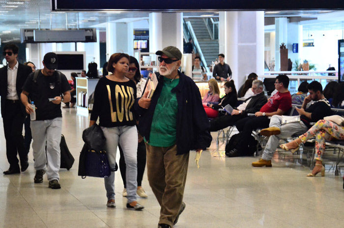 Lima Duarte embarca sorridente no aeroporto Santos Dumont