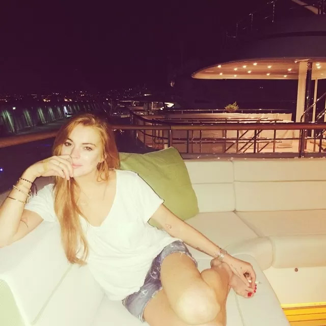 Cheia de Charme! Lindsay Lohan posa a bordo de iate 