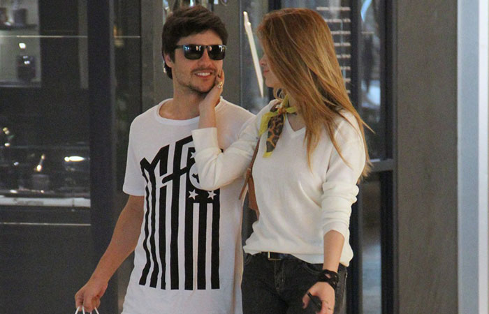 JU Guilherme Leicam recebe carinho da namorada durante passeio no shopping
