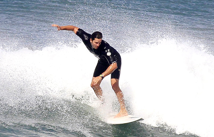 Vladimir Brichta divide onda com surfistas em praia carioca