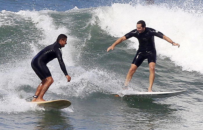 Vladimir Brichta divide onda com surfistas em praia carioca