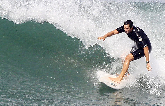 Vladimir Brichta divide onda com surfistas em praia carioca