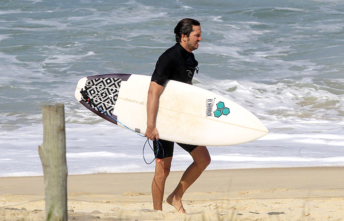 Vladimir Brichta divide onda com surfistas em praia carioca