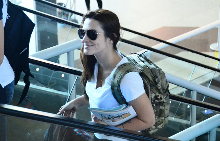 Cleo Pires é clicada cheia de malas no aeroporto Santos Dumont