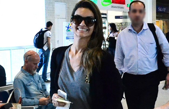 JU Kelly Key embarca sorridento no Rio de Janeiro