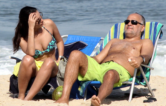 AGNEWS Patrícia Poeta relaxa com o marido na Praia do Leblon