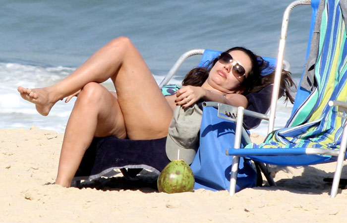 AGNEWS Patrícia Poeta relaxa com o marido na Praia do Leblon