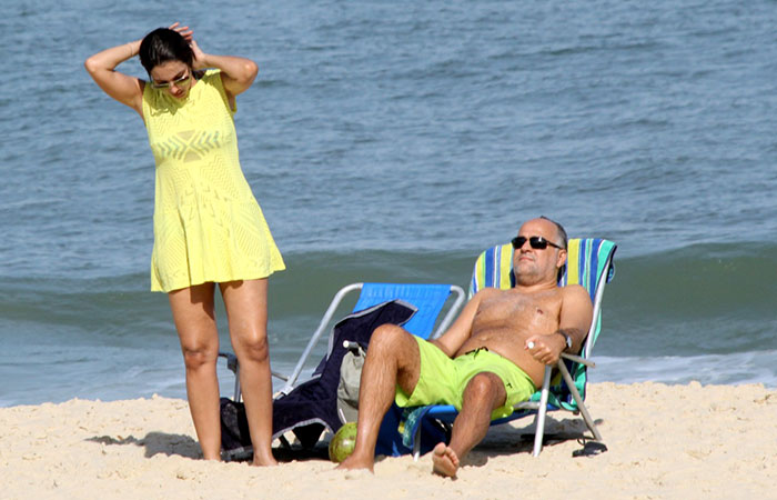 AGNEWS Patrícia Poeta relaxa com o marido na Praia do Leblon