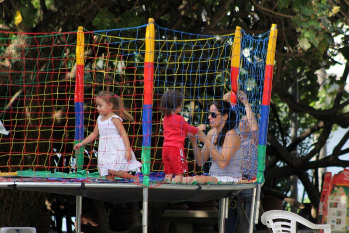 Claudia Mauro se diverte com os filhos na Lagoa Rodrigo de Freitas