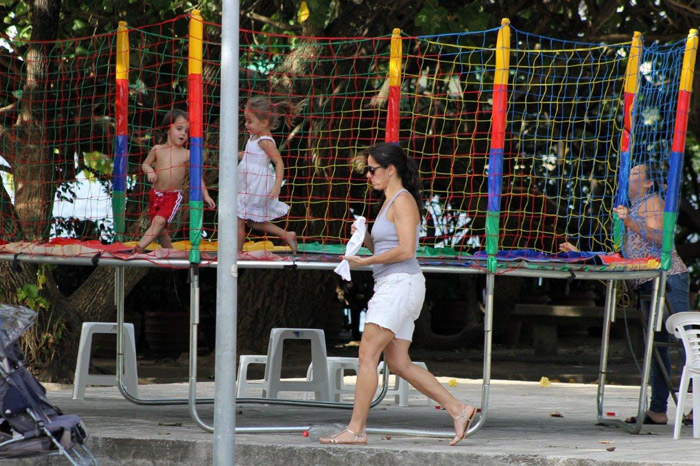 Claudia Mauro se diverte com os filhos na Lagoa Rodrigo de Freitas