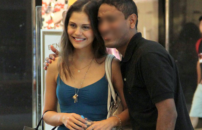  Jessika Alves atende fãs em shopping carioca