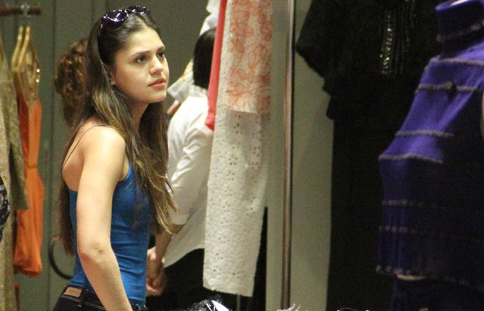  Jessika Alves atende fãs em shopping carioca