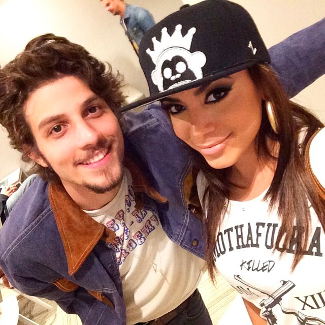 Chay Suede e Anitta se encontram nos bastidores de programa