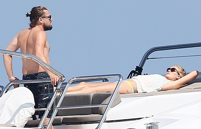 Ao lado da namorada, Leonardo DiCaprio volta a exibir seus quilinhos extras em St. Tropez