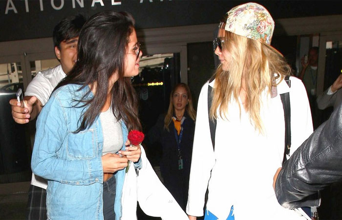 Selena Gomez desembarca com uma rosa em aeroporto de Los Angeles