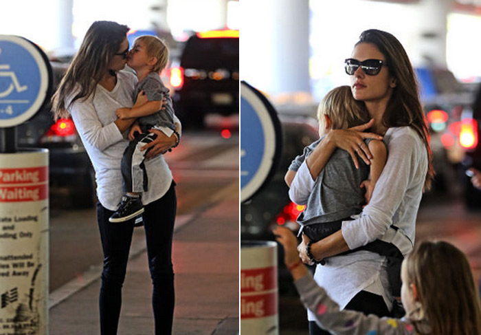 Alessandra Ambrósio dá selinho no filho no aeroporto de Los Angeles