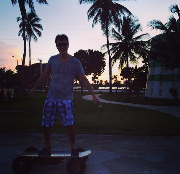 De férias em Miami, Rodrigo Faro passeia de skate elétrico