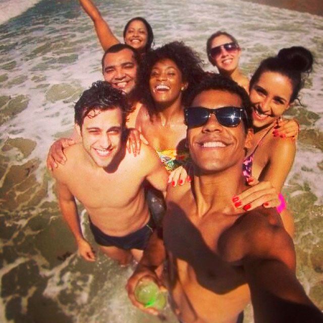 Érika Januza, Ronny Kriwat e Marcelo Mello Jr. movimentam praia em Fortaleza