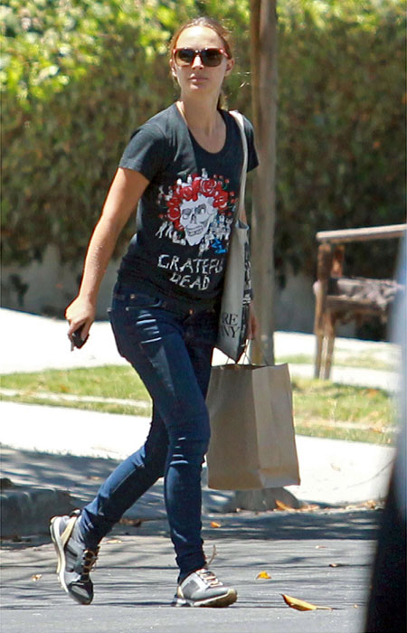 Natalie Portman se esconde atrás de compras para evitar cliques dos fotógrafos