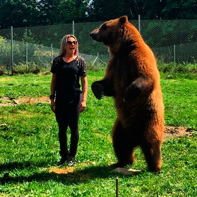  Coragem! Juju Salimeni posa ao lado de urso, no Canadá