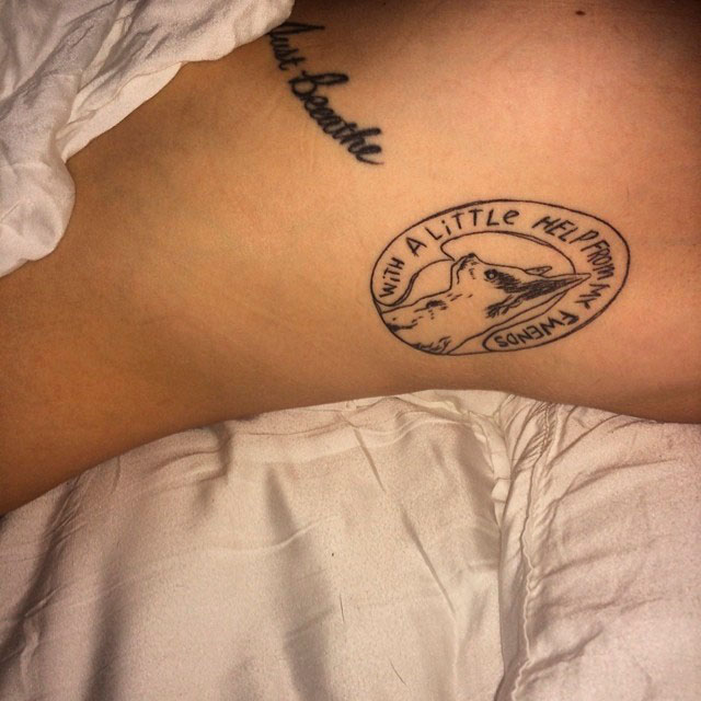 JU Miley Cyrus publica foto sujestiva e mostra tatuagens