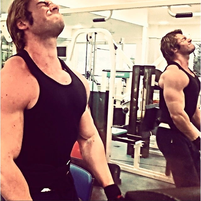 Em dia de treino, Thor Batista exibe músculos definidos