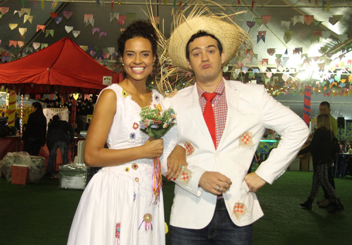 Marcos Veras e Aisha Jambo ‘se casam’ em festa junina